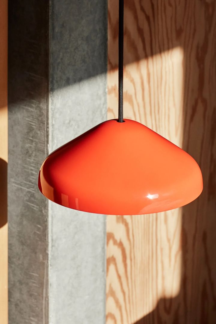 Taklampe stue - En fargerik taklampe til stuen kan for eksempel være Pao steel pendel fra HAY, her i rødt.