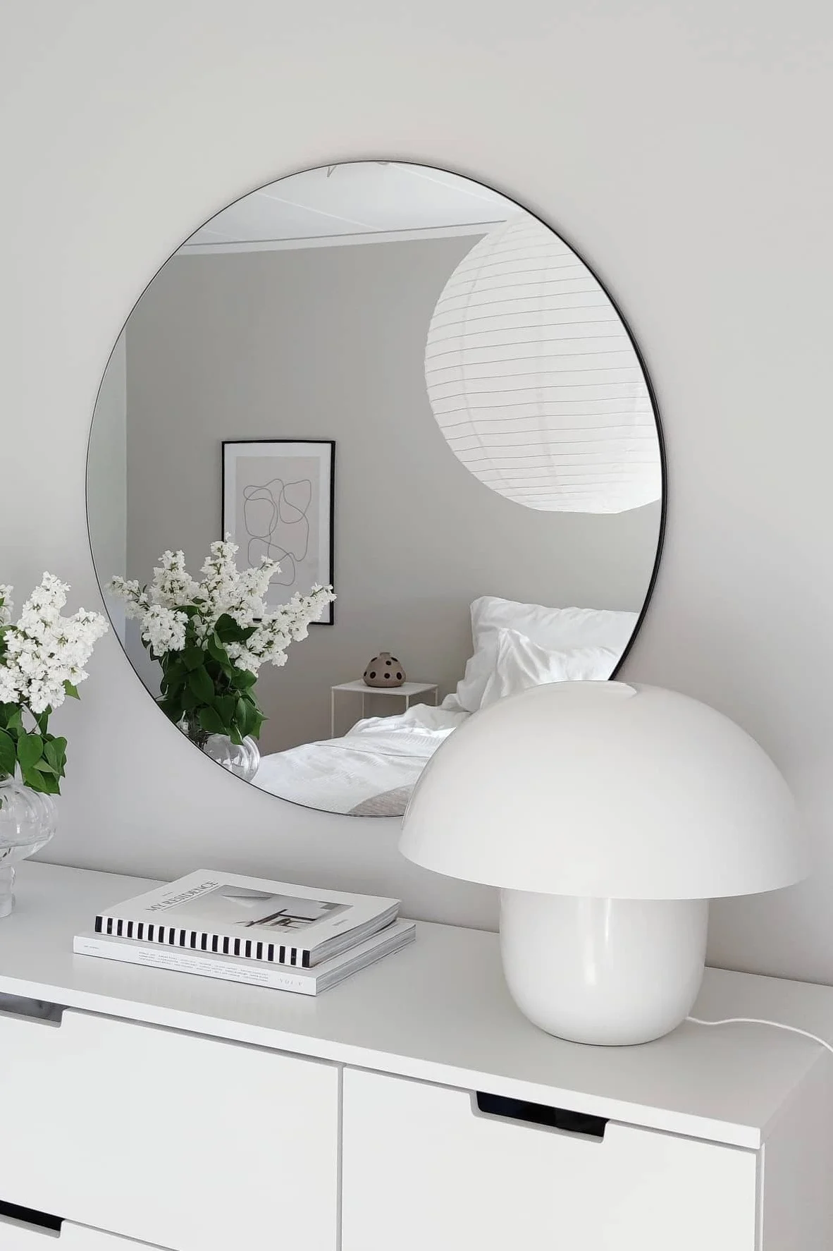 Innred med speil for et luksuriøst hjem - her er Walls speil fra House Doctor i @radhus11 sitt hjem i en rund tidløs form som gir hjemmet et luksuriøst preg.