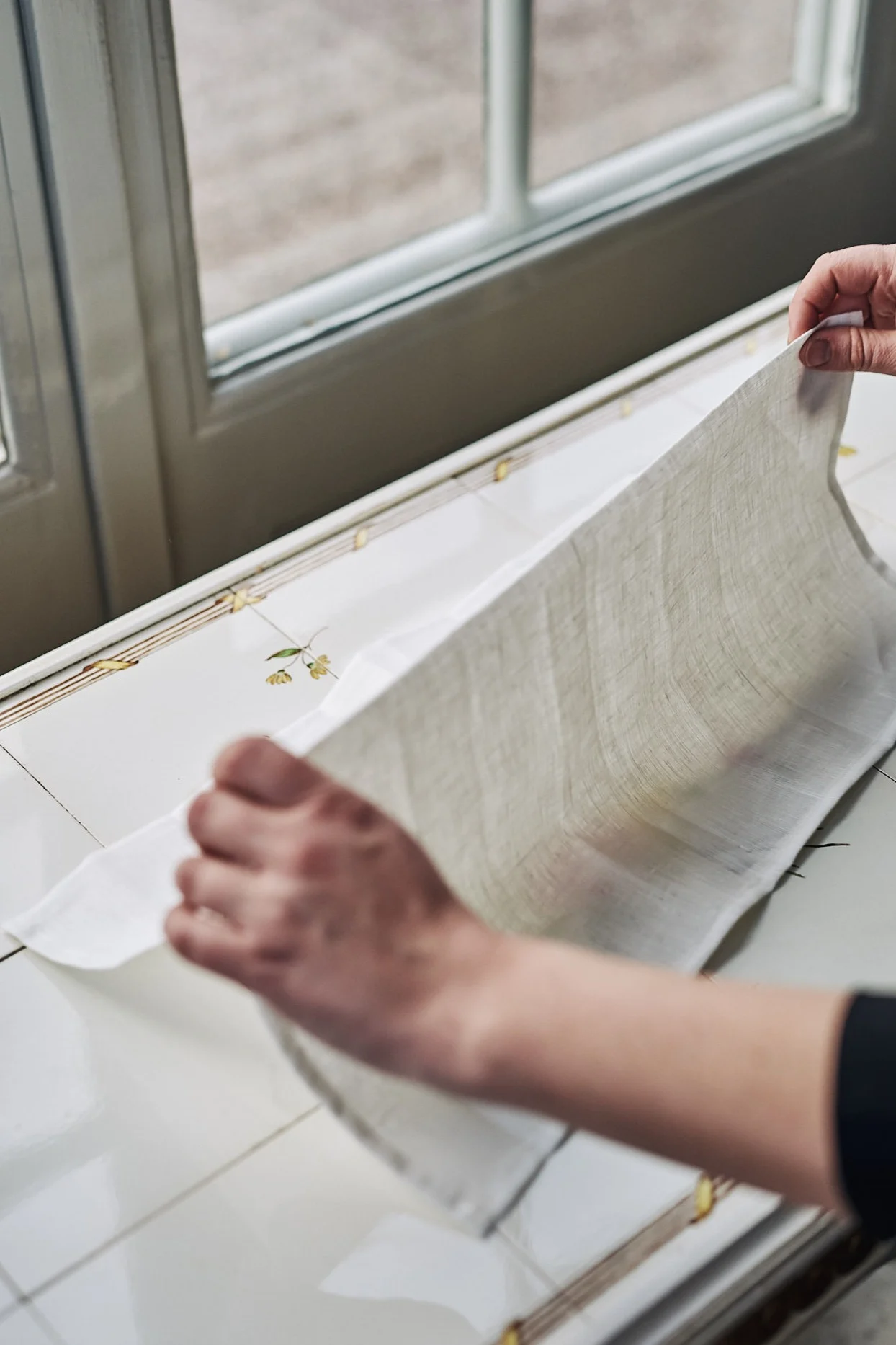 Trinn en i å brette en serviett i form av et seil.
 
