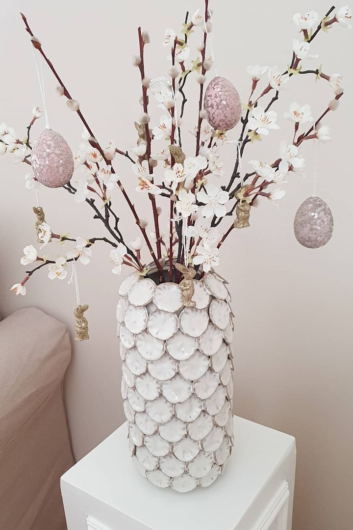 Påskepynt: Her ser du Dot Vase fra House Doctor hjemme hos @kajsaemma, vakkert dekorert med vårgrener og hengende påskeegg – en elegant og tidløs påskepynt som skaper en lun vårstemning!