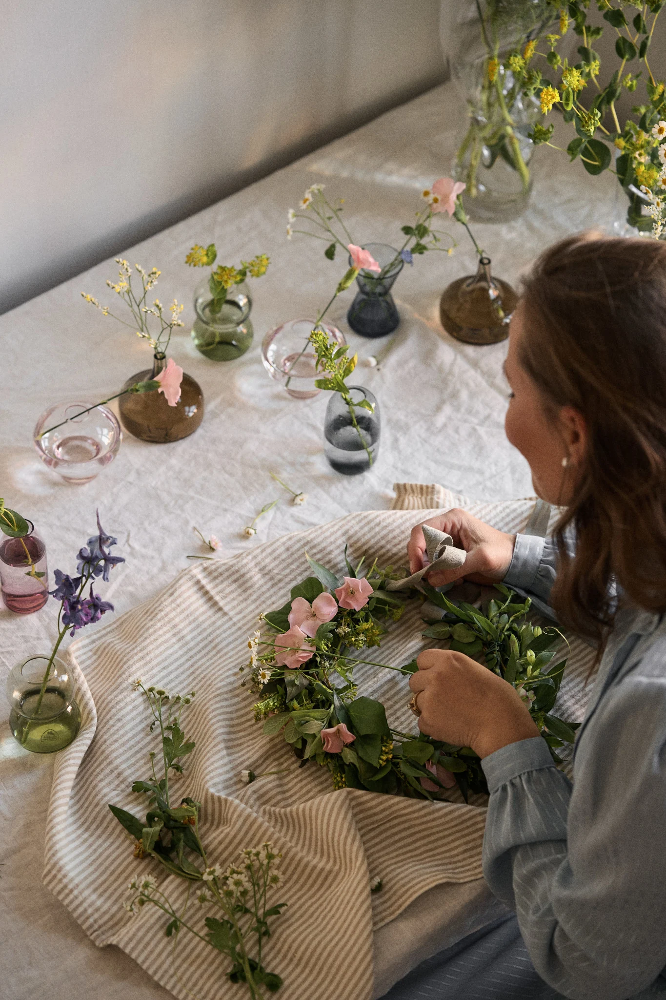 Bli inspirert av svensk midtsommer og lag blomsterkranser for hele familien.