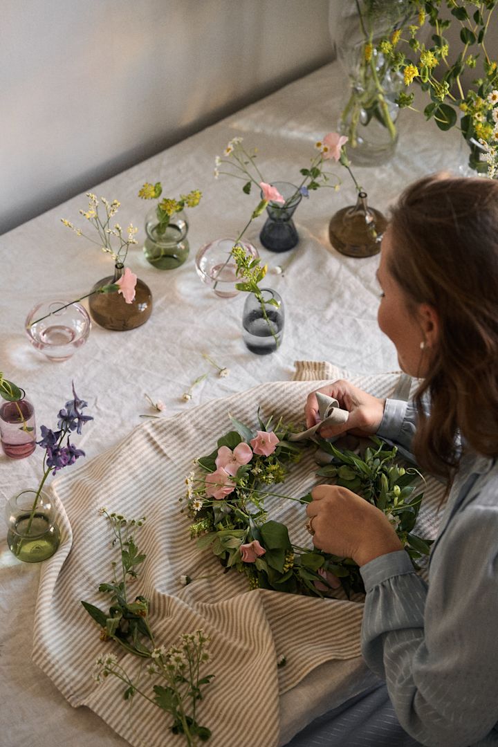 Bli inspirert av svensk midtsommer og lag blomsterkranser for hele familien.