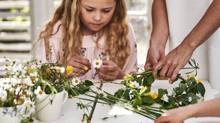 Image Description 	Bli inspirert av svensk midtsommer og lag blomsterkroner for hele familien.