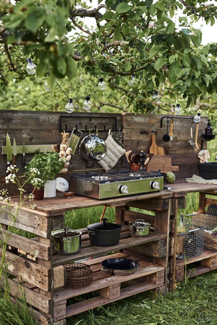 Bygg ditt eget enkle utekjøkken av europaller, her ser du kokestasjonen med hyller til gryter og bestikk.