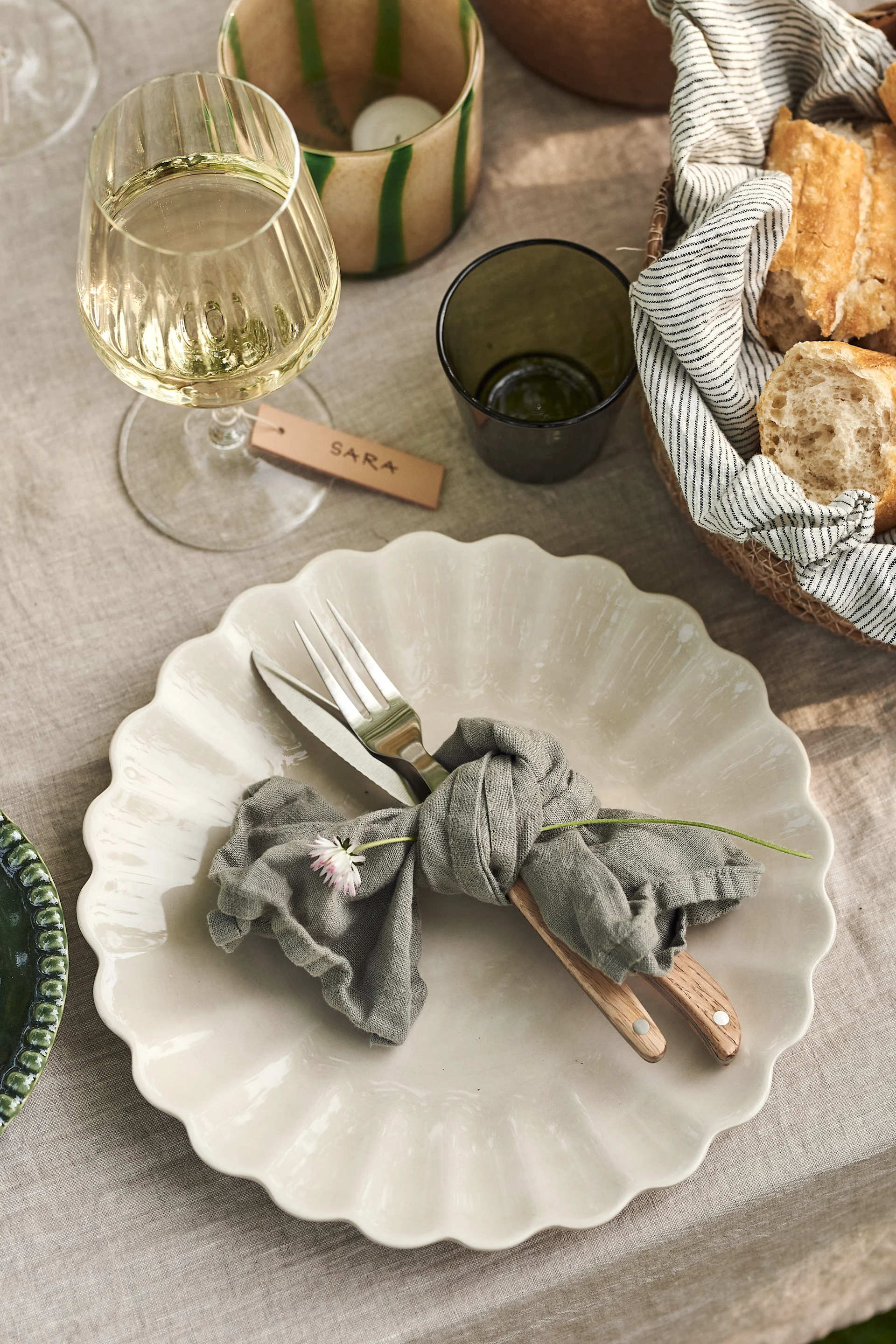 En borddekking til sommerfesten er ikke komplett uten fine, hjemmelagde bordkort.