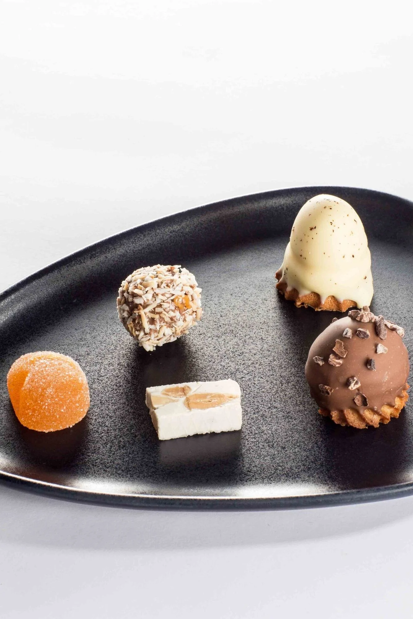 Valentinsdagen hjemme: Server hjemmelagde praliner til din kjære, vist her på Curve-tallerkenen fra Lind DNA.