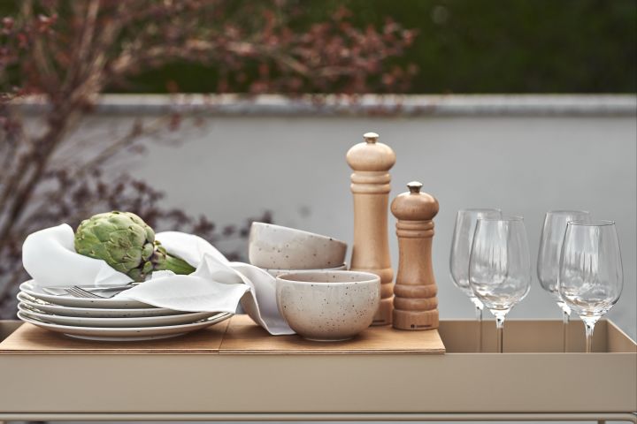 Innred utekjøkkenet ditt med stilige Scandi Living hvitvinsglass, trefarget Zassenhaus pepperkvern, beige Freckle-skåler og -tallerkener.