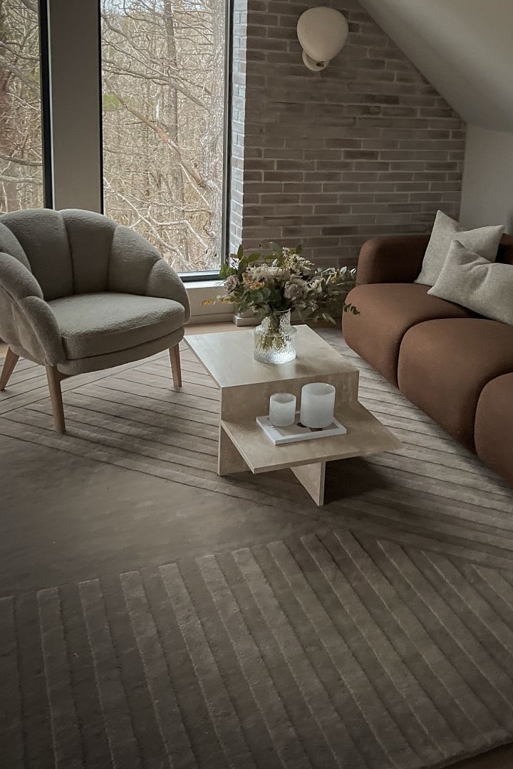 Skap en koselig stue ved hjelp av et stort koselig teppe som Levels ullteppe Stripes fra NJRD - som her hjemme hos influenceren @villanyhus.