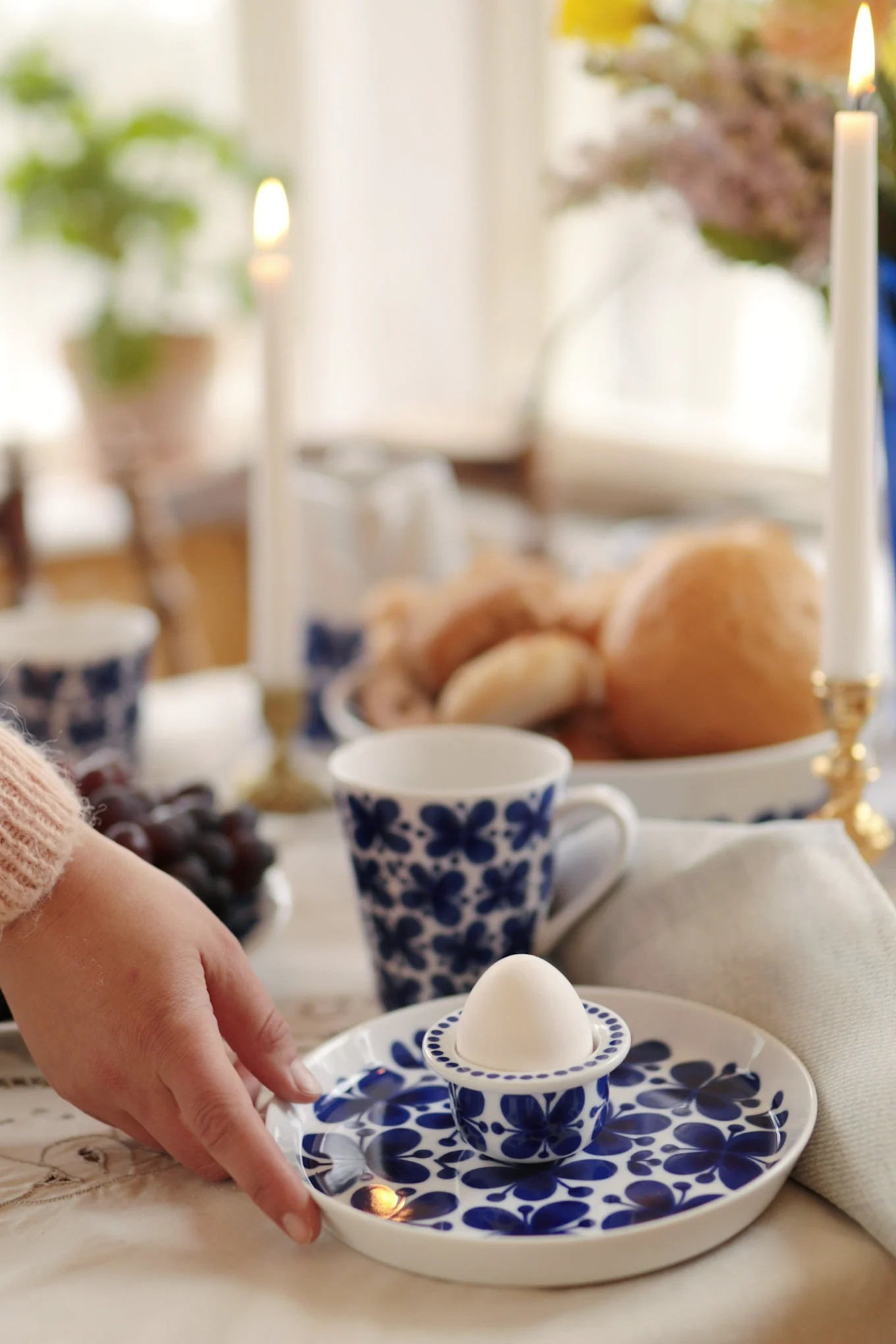 Tallerkener og eggkopper fra Mon Amie, Rörstrand. Instagram-profil Colorelles.