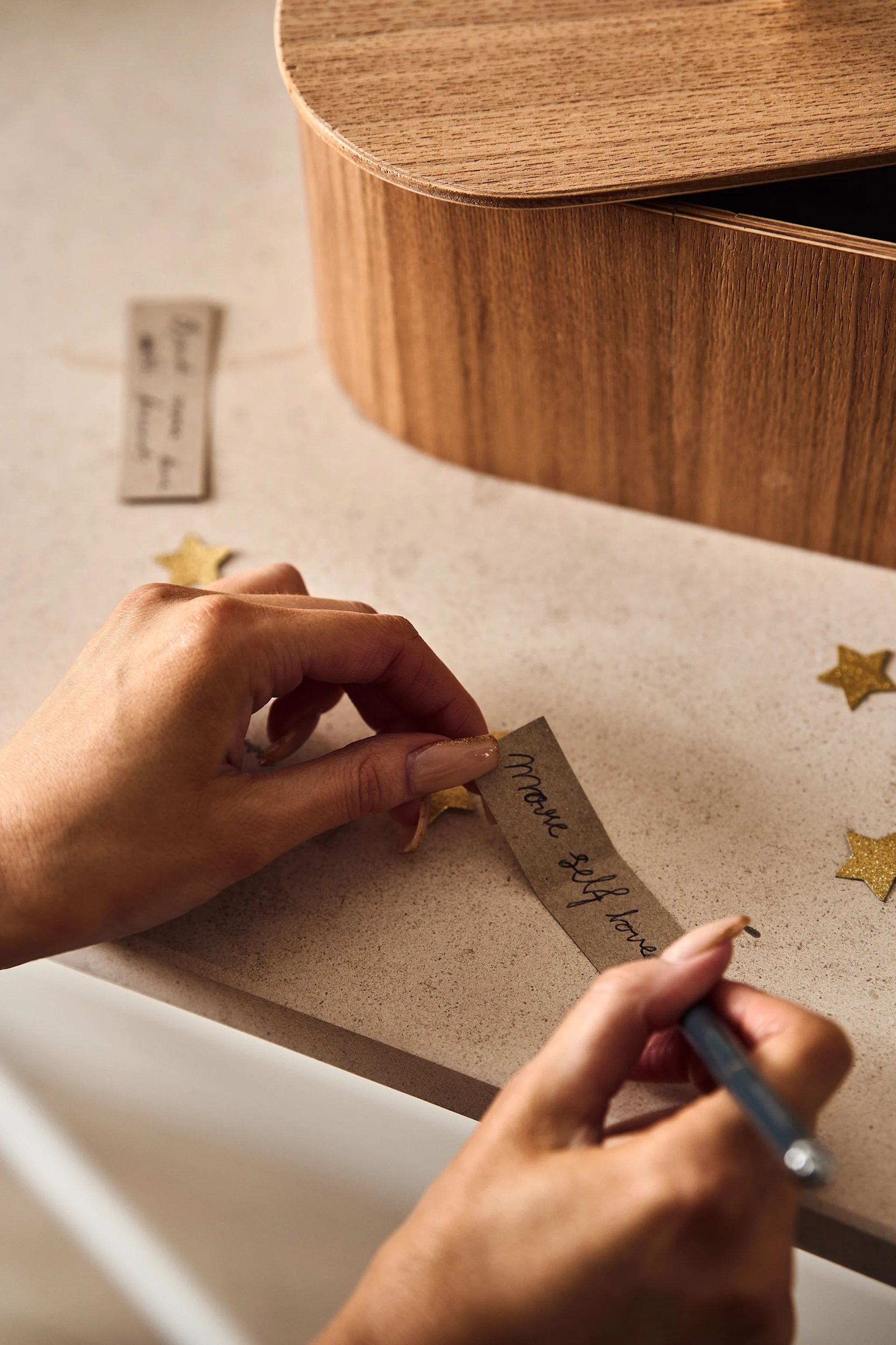 Marker starten på det nye året med morsomme nyttårsleker og aktiviteter, som å skrive nyttårsforsetter - perfekt tips til nyttårsfesten.