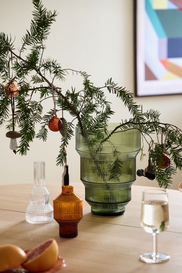 Pynt en vase som Pavillion fra Kosta Boda med granbar for å skape julestemning i hjemmet.