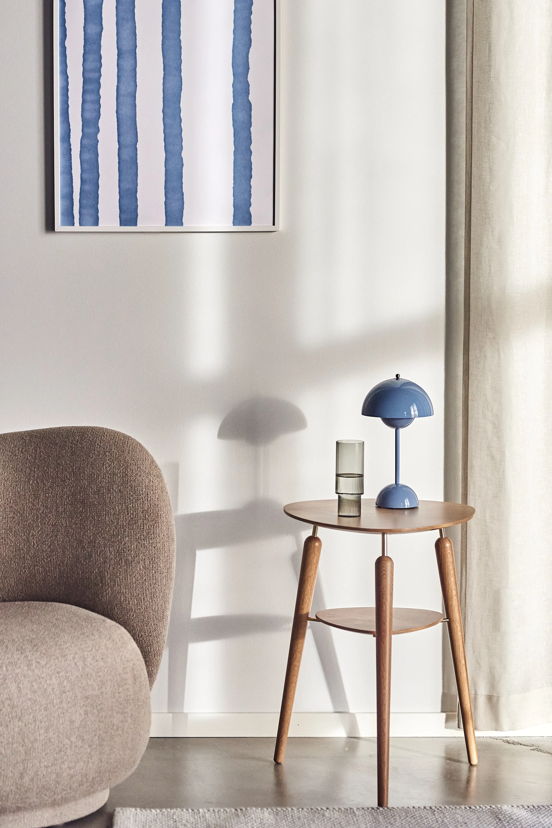 Praktiske og stilige My spot sidebord i eik og stål fra Umage med innebygd USB-lader er tips på stilige sidebord å innrede hjemmet med.