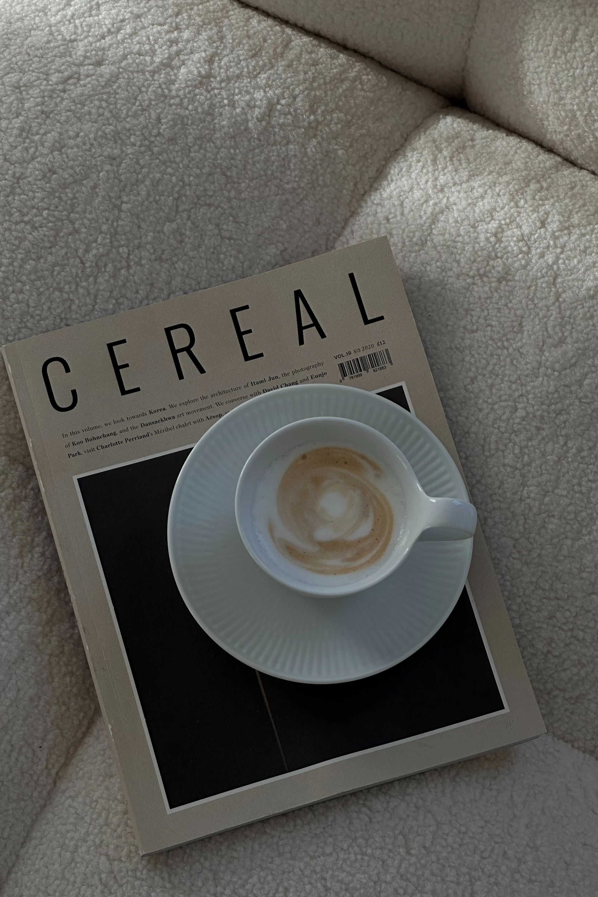 Influenceren Helena Jonsson @helenas.hem har innredet med minimalistisk interiør hvor Royal Copenhagen hvit kopp med riflet tallerken gir hjemmet trendy retro vibber. 