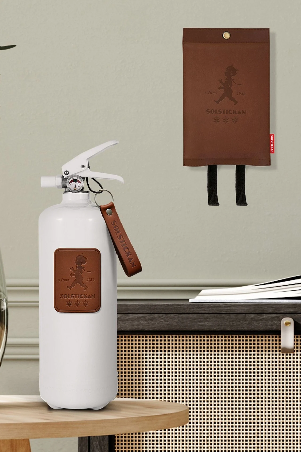 Sikkerheten til våre nærmeste er spesielt viktig for oss. Derfor er en stilig brannslukker eller brannteppe fra Solstickan en flott gaveidé til farsdag.
