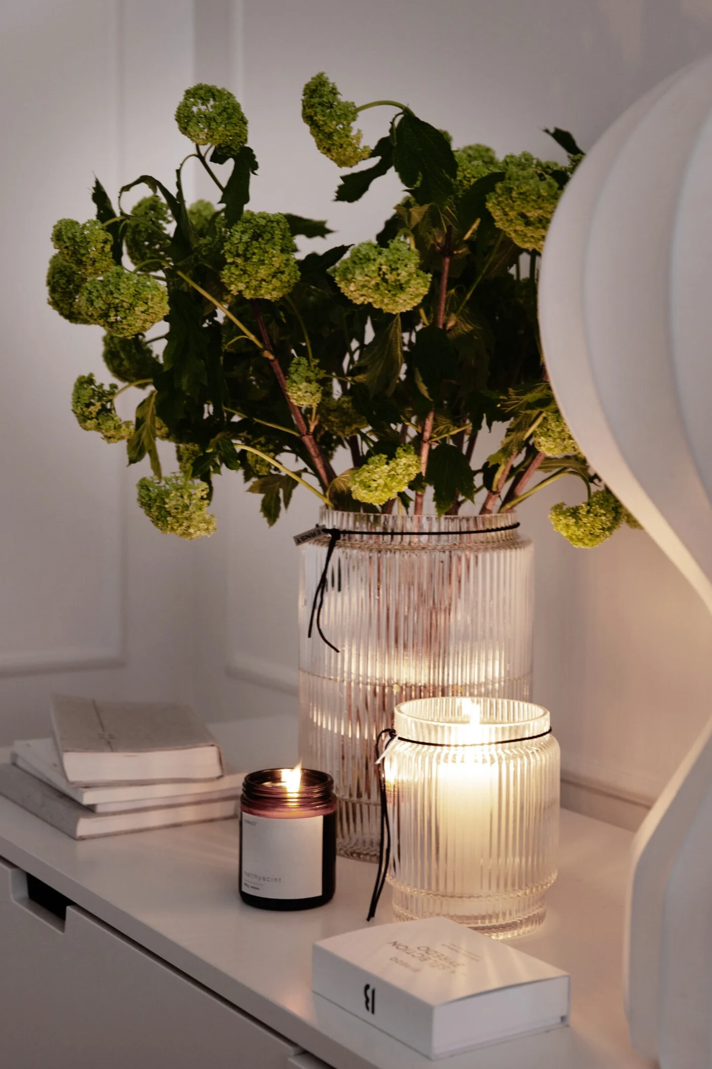 Interiør i riflet glass er en av årets trender, hvor Ernst sine riflede glassvaser blir en stilig detalj i hjemmet ditt og kan brukes både som vase og som lykt.