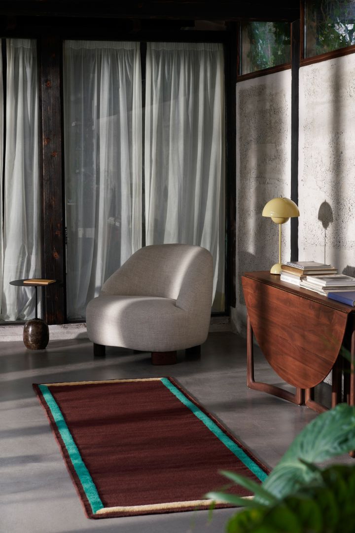 Vakker stue innredet etter interiørtrendene 2023, hvor ulike stiler og mønstre møtes i tekstiler og møbler.