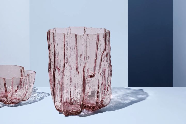Blant årets fargetrender i 2024 ser vi rosa gjøre comeback – fra pudderrosa til fersken, som har blitt årets farge 2024 av Pantone. Denne Crackle-vasen i rosa fra Kosta Boda.