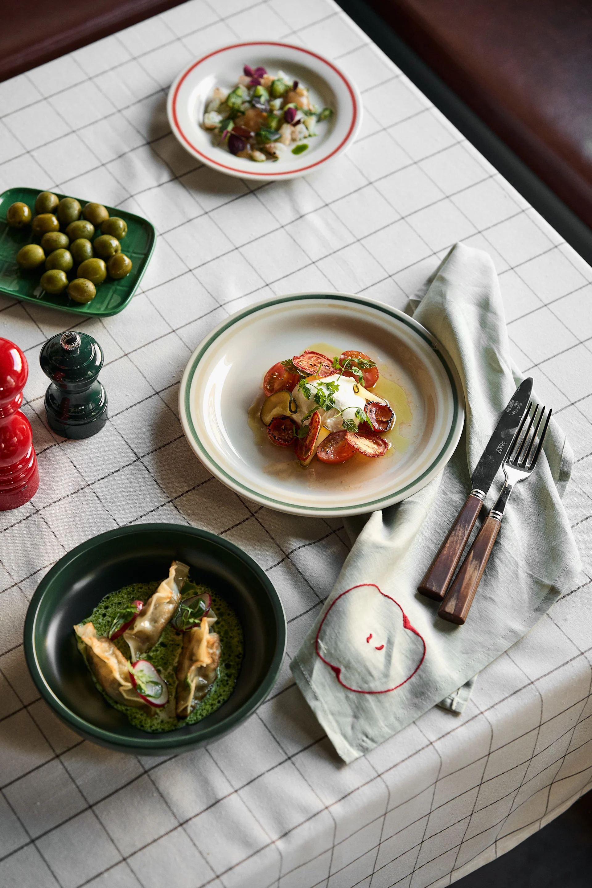 Skap vakre borddekkinger i sprudlende farger for ulike fester med hjelp av servise, skje og glass fra HAY.