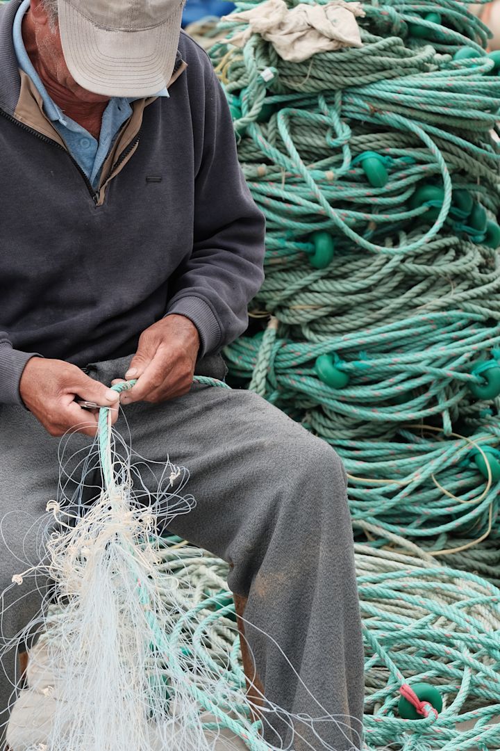 Her ser du en mann som renser fiskegarn i Portugal, en del av bærekraftig møbelsatsing fra Ekbacken studioer hvor garnene skal gjøres om til 3D-printede møbler.