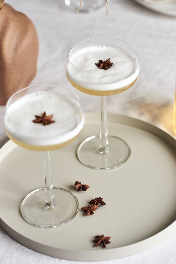4 festlige & enkle drinker til nyttår - her ser du en luksuriøs eldstedrink i et Essence Cocktailglass fra Iittala på et brett fra Cooee Design.
