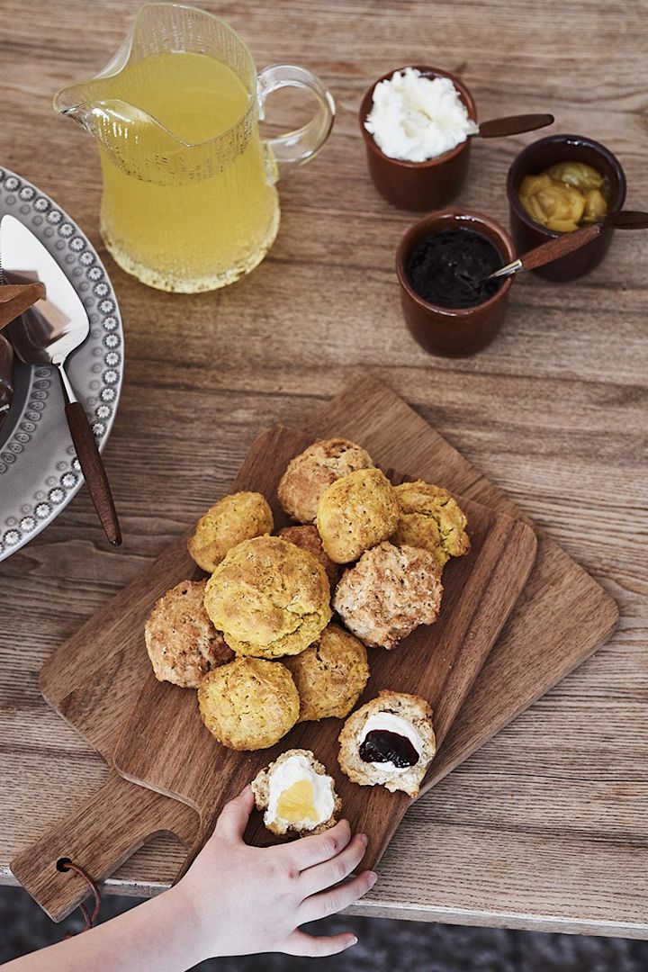 På påskebuffeten serveres scones på et skjærebrett fra House Doctor, som skaper et rustikt uttrykk.