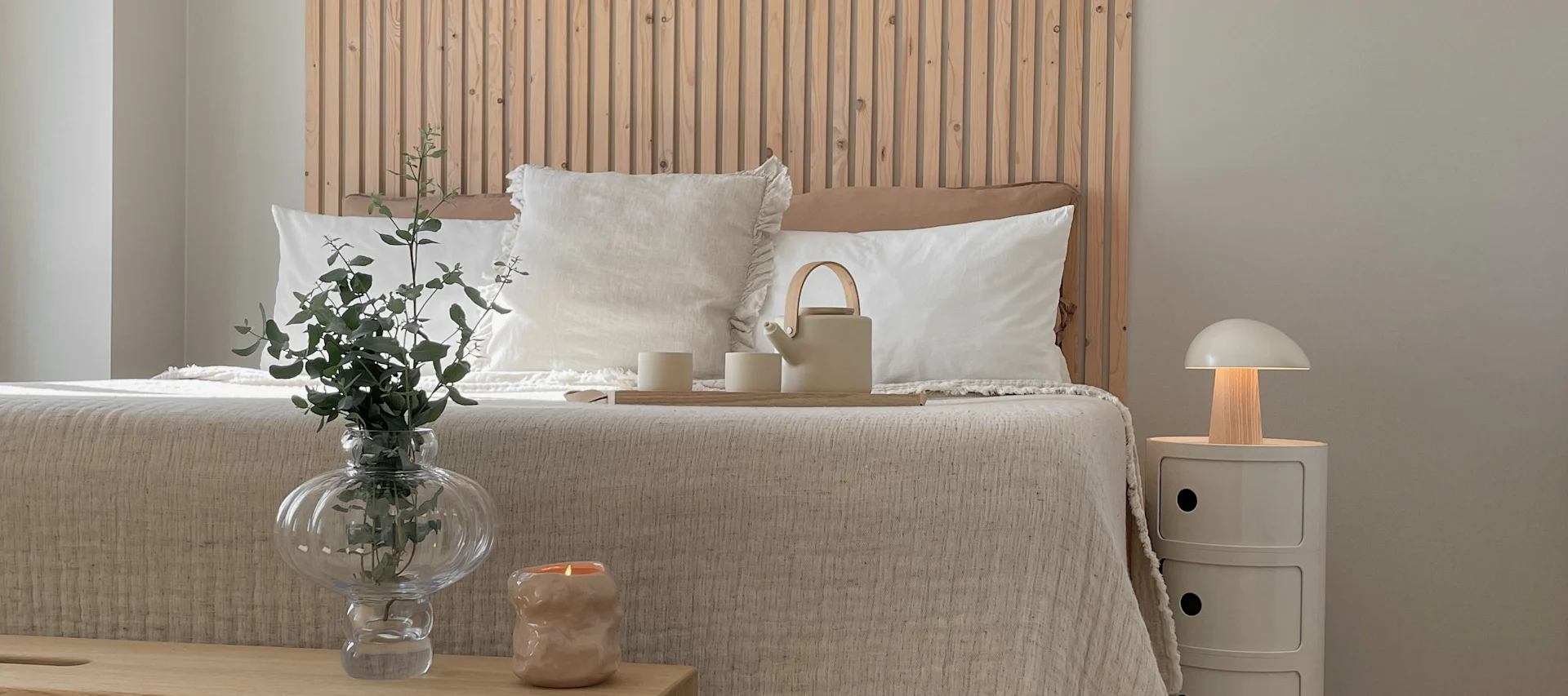 Innred ifølge feng shui med Stelton theo tekanne, Louise Roe Balloon vase, Fritz Hansen Night Owl bordlampe for et harmonisk soverom. @Our_home_living