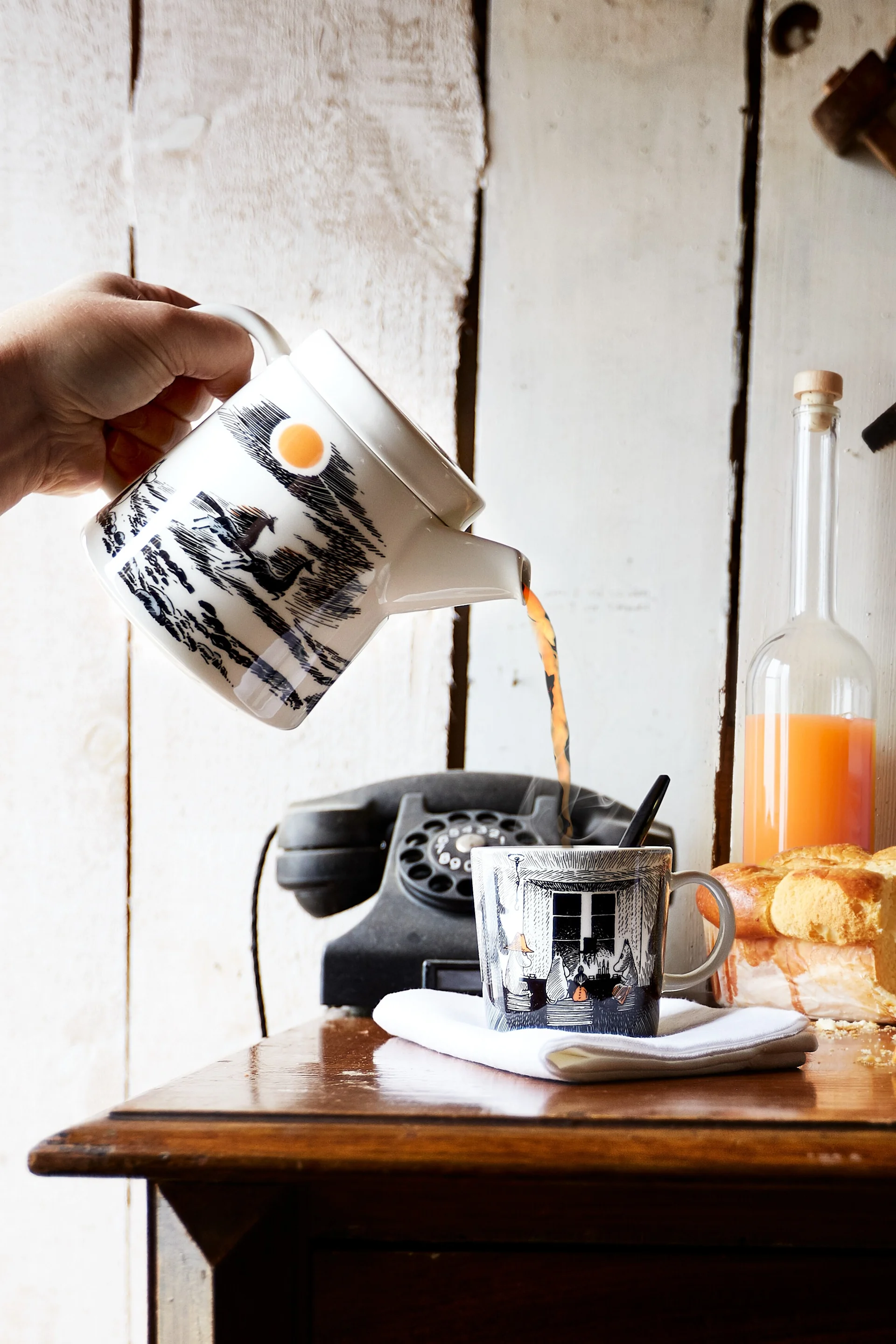 True to its origin: Noen heller te fra Mummi-kannen over i den tilhørende Mummikoppen.
