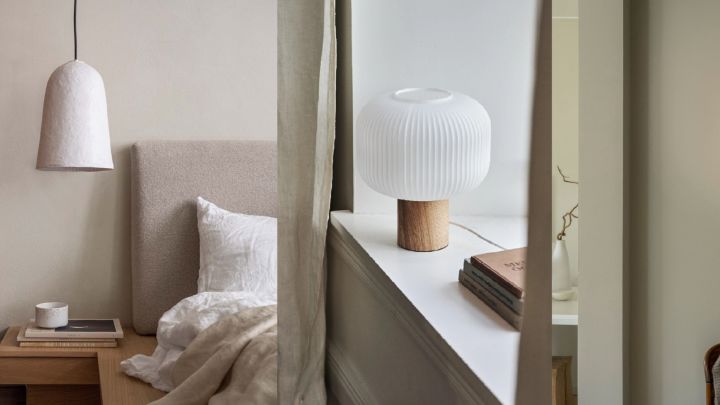 En soveromslampe som Tulip taklampen fra Watt & Veke skaper en bohemsk og samtidig minimalistisk følelse på soverommet ditt og bordlampen Fair fra Scandi Living gir et moderne uttrykk.