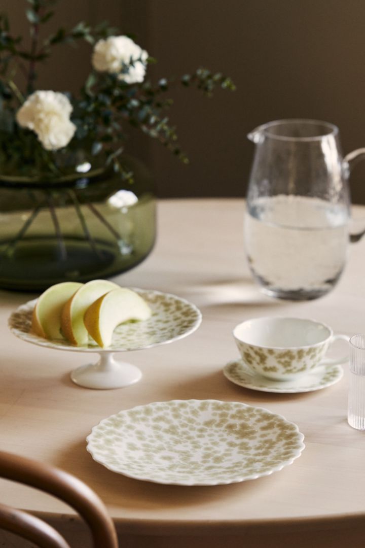 Den elegante Slåpeblom-serien fra Wik & Walsøe i samlet på spisebordet.
