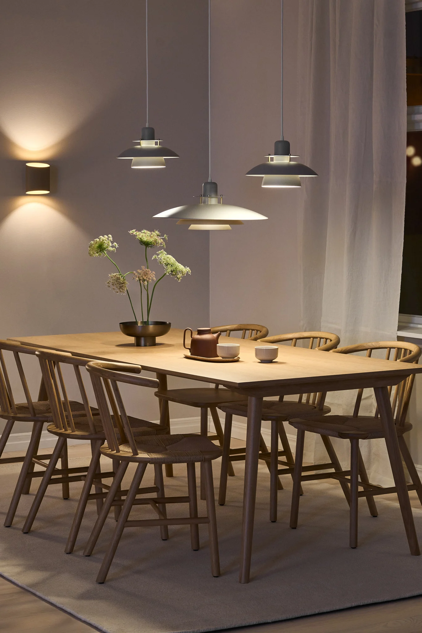 Lys opp spisestuen med ulike typer belysning, som Picasso taklampe og Sinne vegglampe – to stilfulle løsninger for en funksjonell og stemningsfull spiseplass.