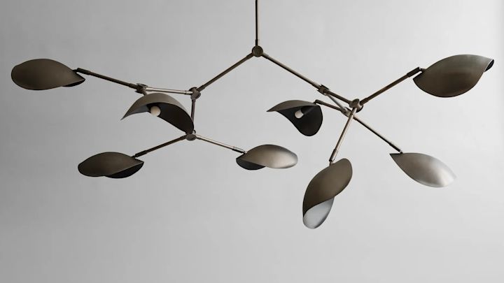 Taklampe stue - Stingray Chandelier fra 101 Copenhagen er en stor taklampe med moderne design. Lampen har flere armer utstyrt med skjermer som har en form inspirert av rokker.