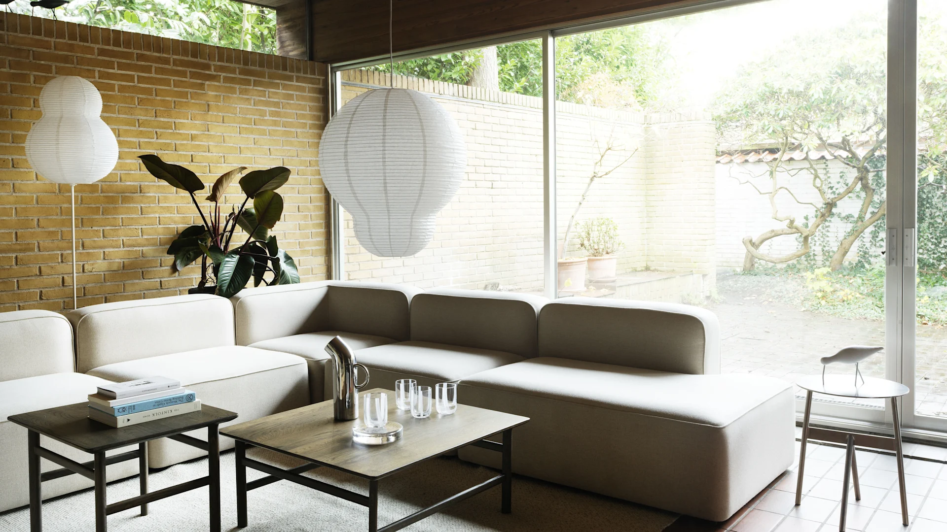 Taklampe stue - Stingray Chandelier fra 101 Copenhagen er en stor taklampe med moderne design. Lampen har flere armer utstyrt med skjermer som har en form inspirert av rokker.