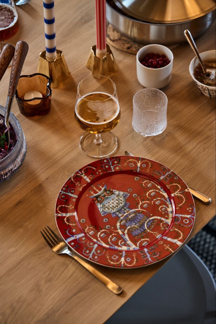 Ta frem juleserviset som en del av din vintage julepynt. Her ser du den røde Taika-tallerkenen fra Iittala.