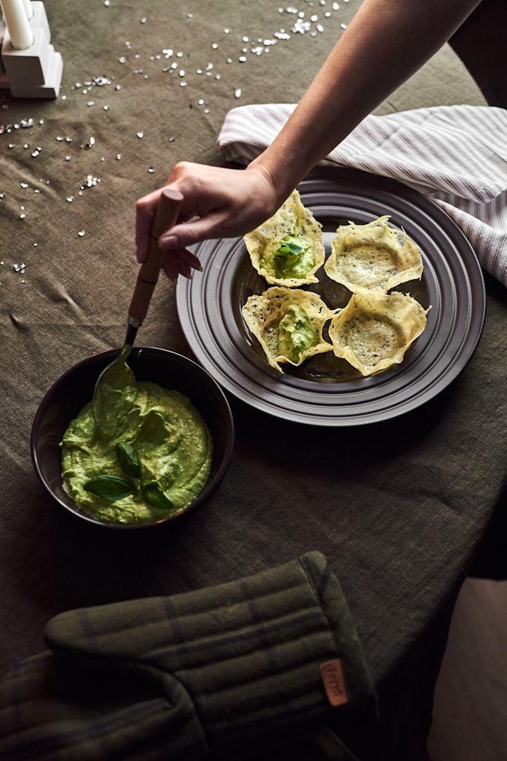 Cheddarkurver med avokado- og limemousse er en av de enkle forrettene du kan prøve denne nyttårsfeiringen. Her ser vi dem på NRJD Lines-tallerken i brunt.