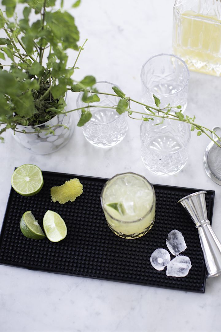 Bruk Balia barteppe fra Dorre som underlag når du lager en mocktail.