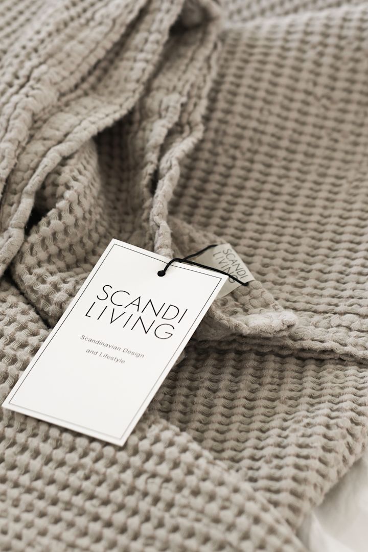 Beige sengeteppe fra Scandi Living er perfekt for å innrede soverom med mye hotellfølelse.