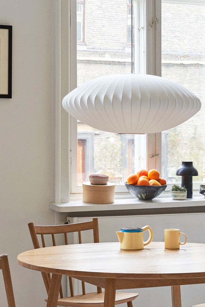 Taklampen Nelson Bubble Saucer fra HAY er et tips på en trendy lampe med plissert lampeskjerm, den blir et fint blikkfang å henge over spisebordet.