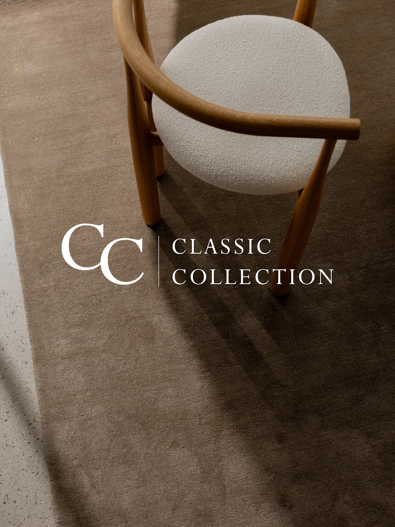 Et lysebrunt teksturert teppe med en trestol og et hvitt, lodnet sete. Tekst: 'CC Classic Collection'.