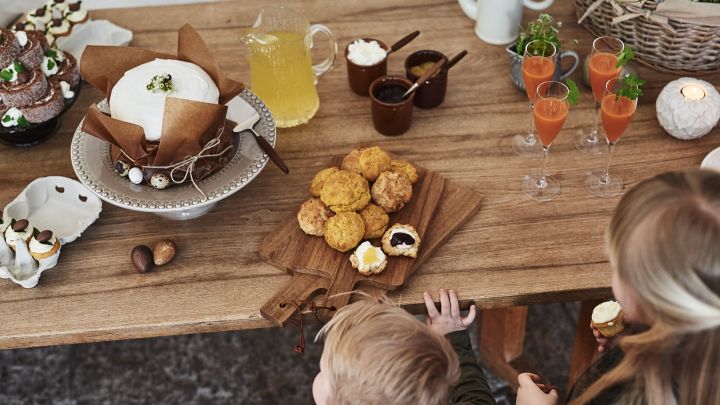 Gylne scones, muffins og påskekake inviterer til søt påskefeiring og påskebuffet i rustikke omgivelser.