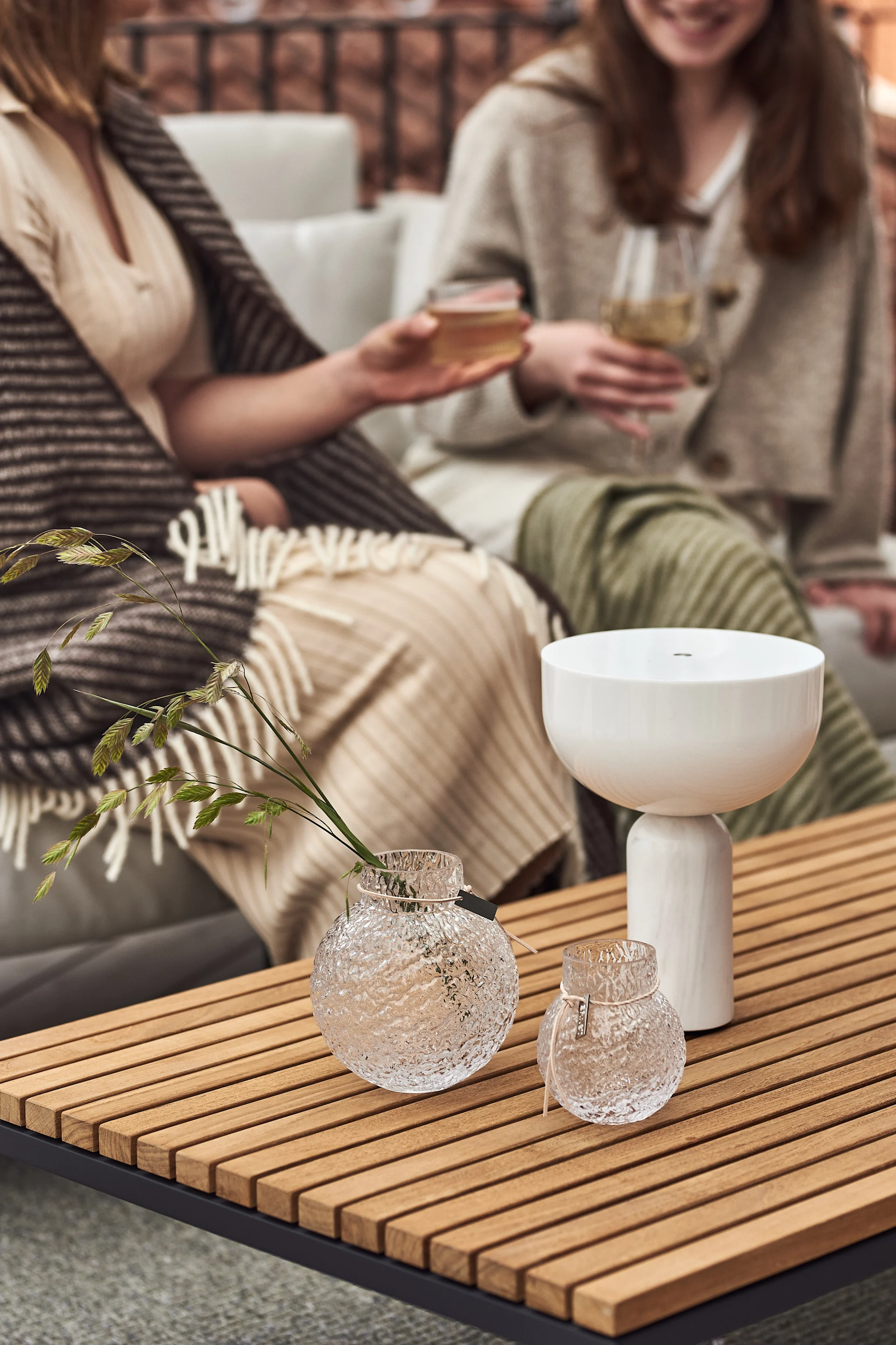 Ernst-vaser i transparent glass er perfekte for å pynte balkongen og skape en koselig atmosfære.