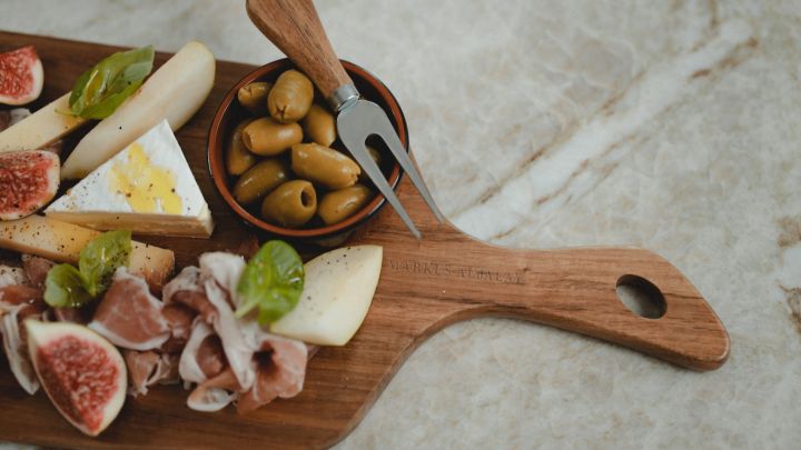 Skjærebrett fra merket og mesterkokk Markus Aujalay med deilige tapas i form av oliven, ost og fiken.