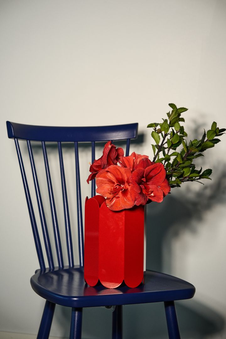 Blant årets fargetrender 2024 er rødt og blått de mest fremtredende fargene og gjerne i kombinasjon med hverandre som her i vase og stol.