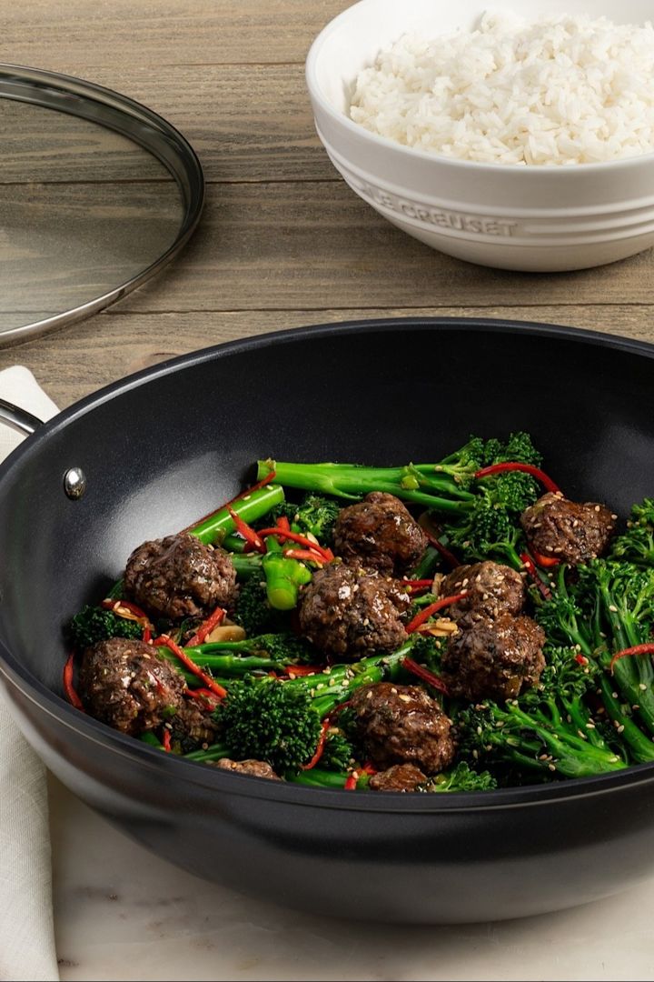 En asiatisk rett tilberedes i Wok fra Le Creuset.