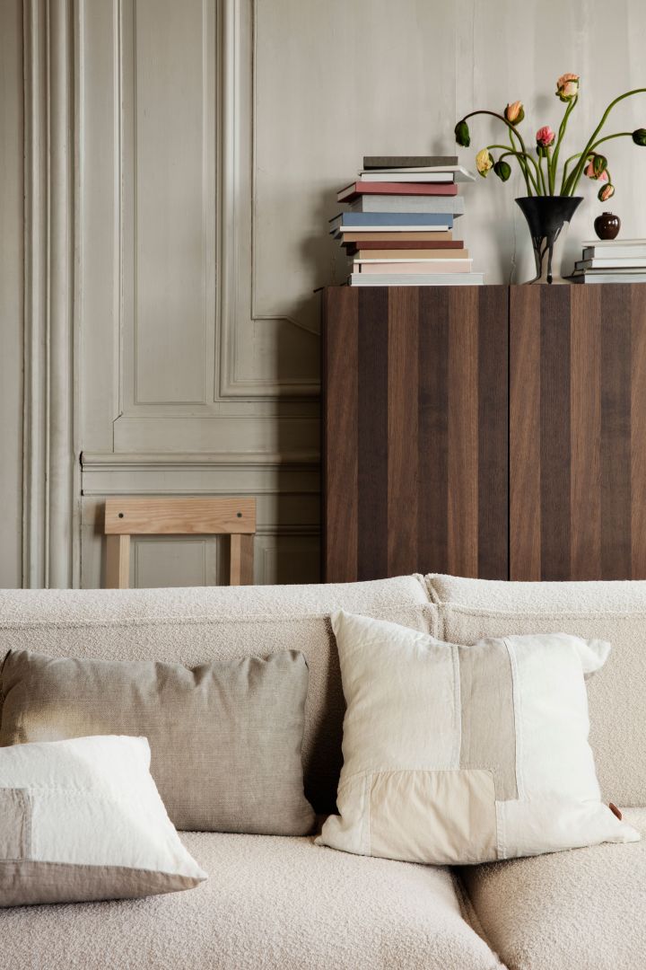 En koselig stue med puter, sofa og detaljer fra Ferm Living. 
