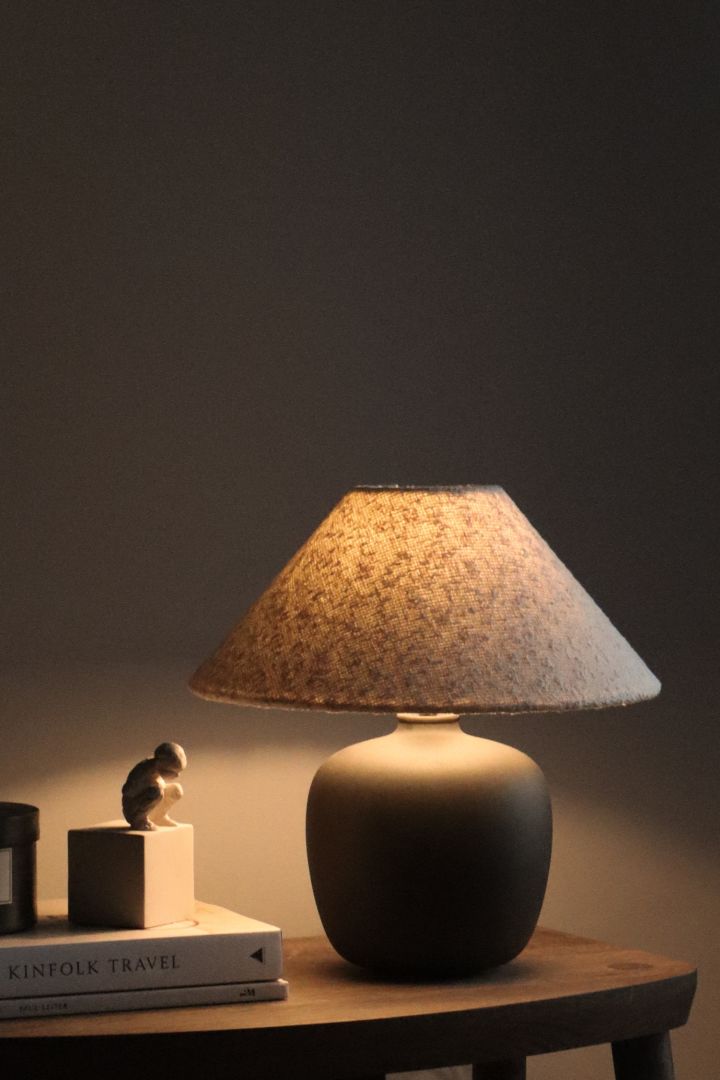 Skap en koselig stue ved hjelp av koselige interiørdetaljer som Torso bordlampen fra Audo Copenhagen – som her hjemme hos influenceren @villanyhus.