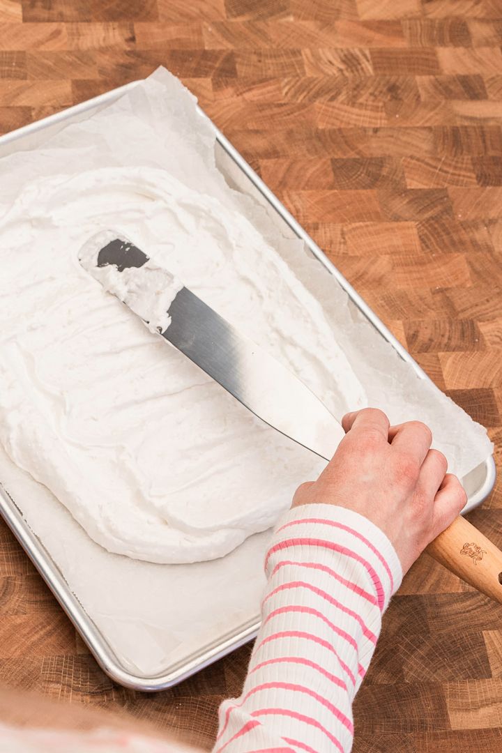 Bak en deilig marengskake med Baka med Fridas enkle påskeoppskrift på bakeplate fra Nordic Ware. Hell ut røren med en slikkepott for å lage kakebunnen din.