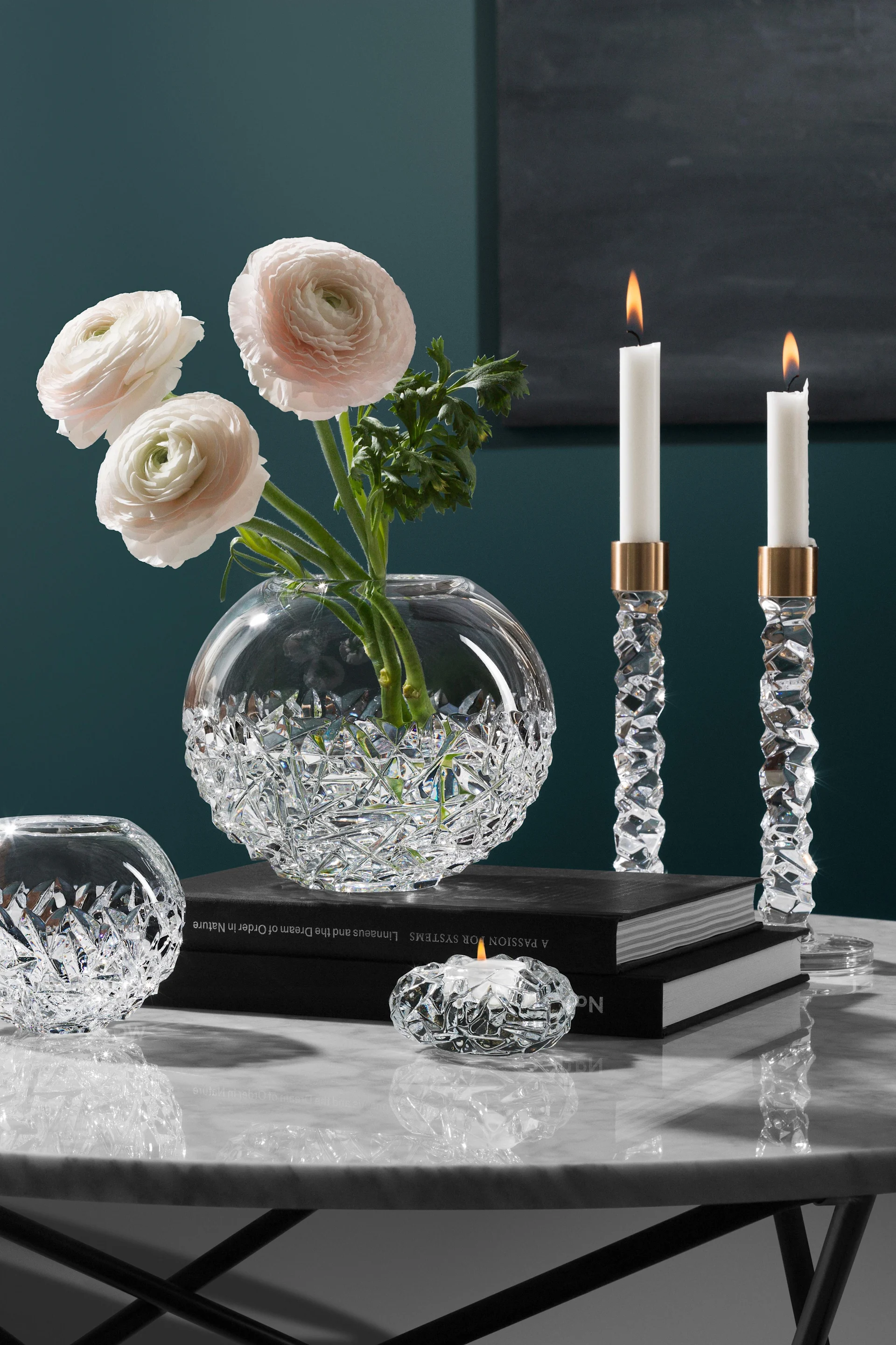 Orrefors Carat vase og lysestaker er perfekte å gi bort som bryllupsdag-gave til par som feirer 15 års bryllupsdag og krystallbryllup sammen.