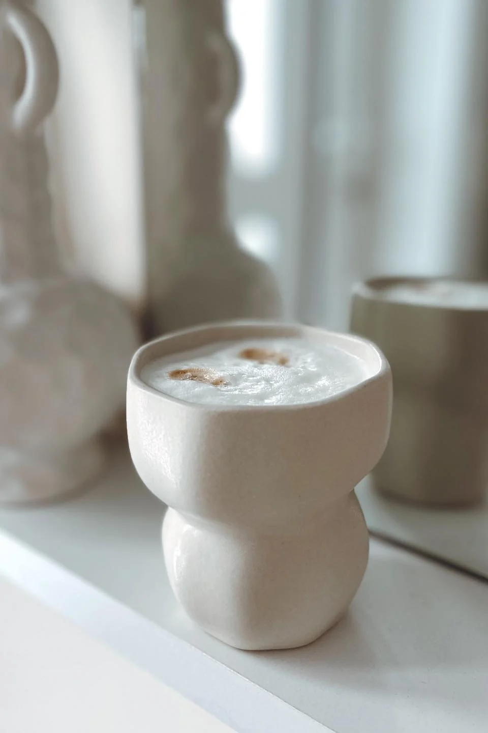 Kaffekopper: Limfjord-kruset fra Broste Copenhagen i beige er perfekt til cappuccino eller nesten enhver annen type kaffe.
