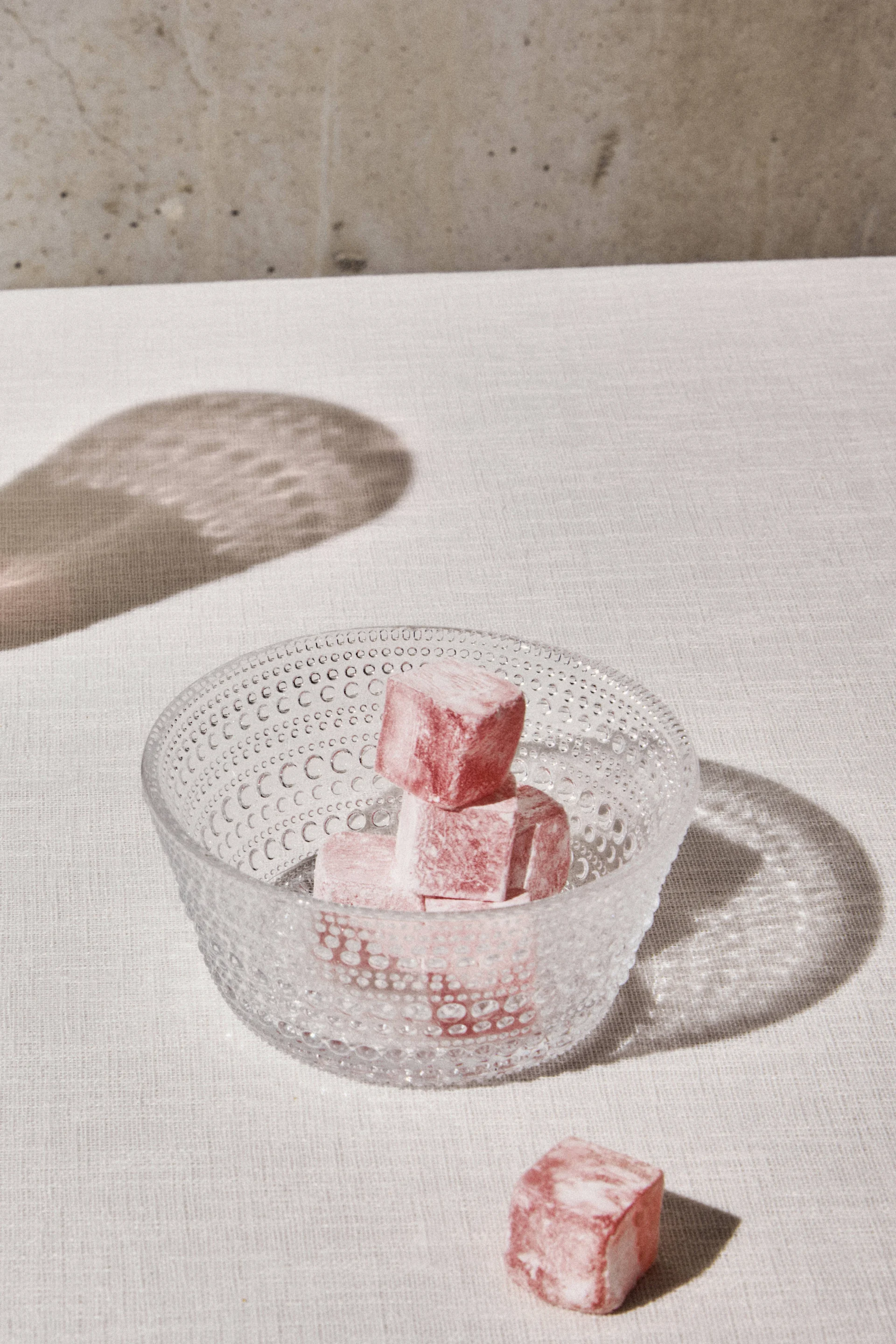 En dessertskål fra danske HAY i rustfritt stål med stilren, blank finish. Den rundede formen gjør den perfekt til iskrem og andre desserter – et flott julegavetips til dessertelskeren.
