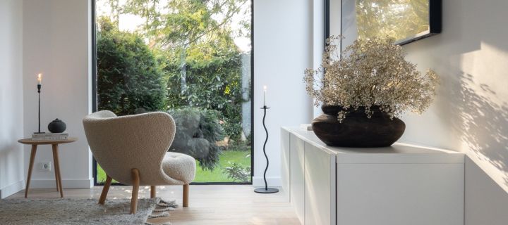 Her ser du et hjem i skandinavisk stil med lille petra lenestolen plassert i vinduet ved siden av den kurvede lysestaken fra Cooee Design.